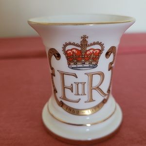 Vase 1977 devoted to silver jubilee of queen of GB Elizabeth II. Rare find